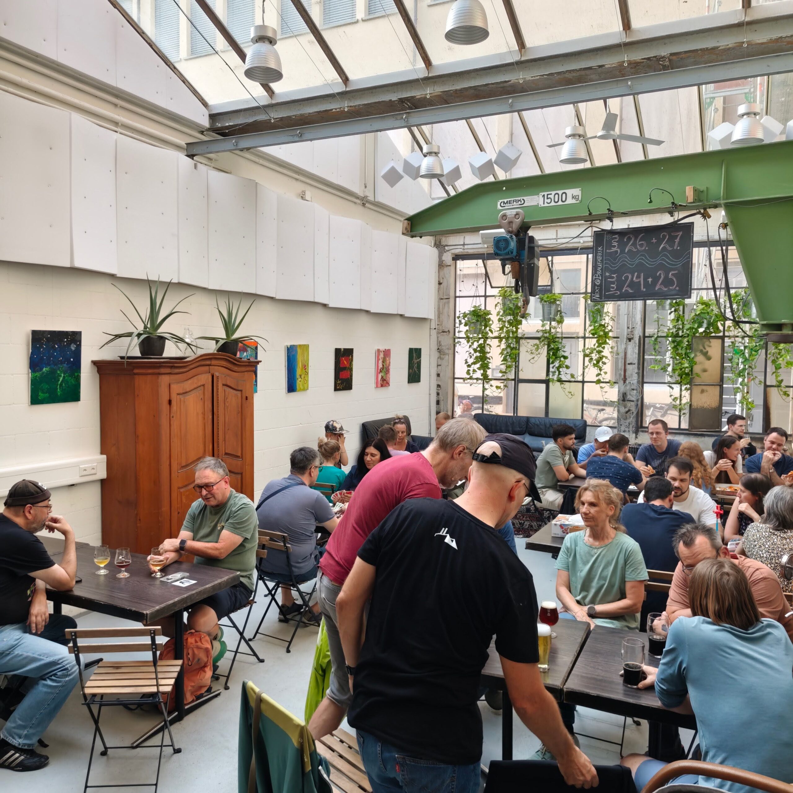 Gäste an der Bar, lebhafte Atmosphäre, Industriecharme